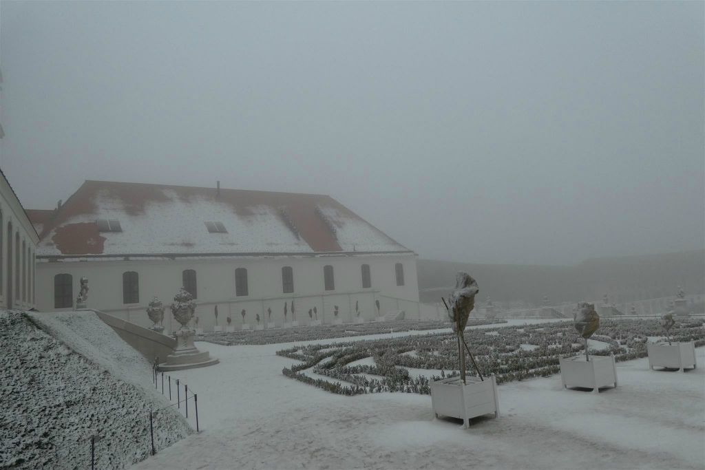 BRATISLAVA (SLOWAKIJE) - de kasteeltuin van het kasteel van Bratislava in de mist