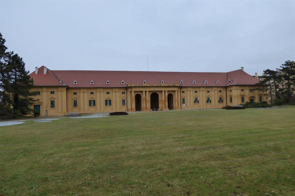 LEDNICE - de paardenstallen en manege bij het kasteel van Lednice