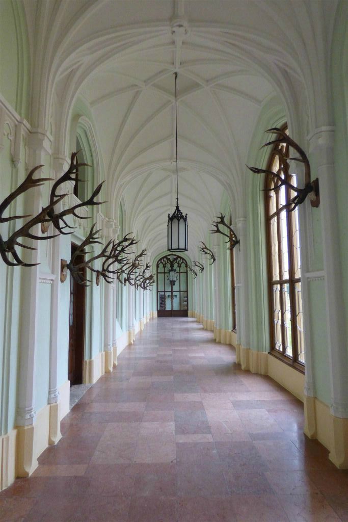 LEDNICE - een gang met hertengeweien in het kasteel van Lednice