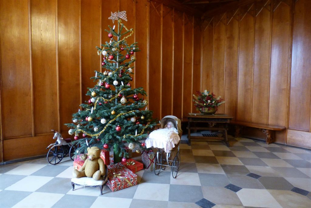 LEDNICE - een versierde kerstboom in het kasteel van Lednice