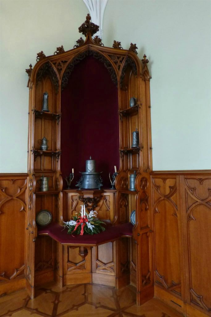 LEDNICE - een kast met tinnen voorwerpen in het kasteel van Lednice