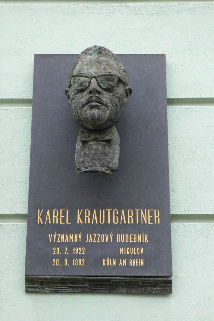 MIKULOV - een standbeeld ter ere van Tsjechische klarinettist en saxofonist Karel Krautgartner