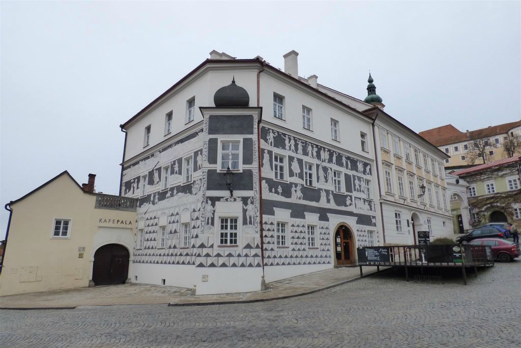 MIKULOV - een huis versierd met renaissance graffiti met bijbelse en oude scènes
