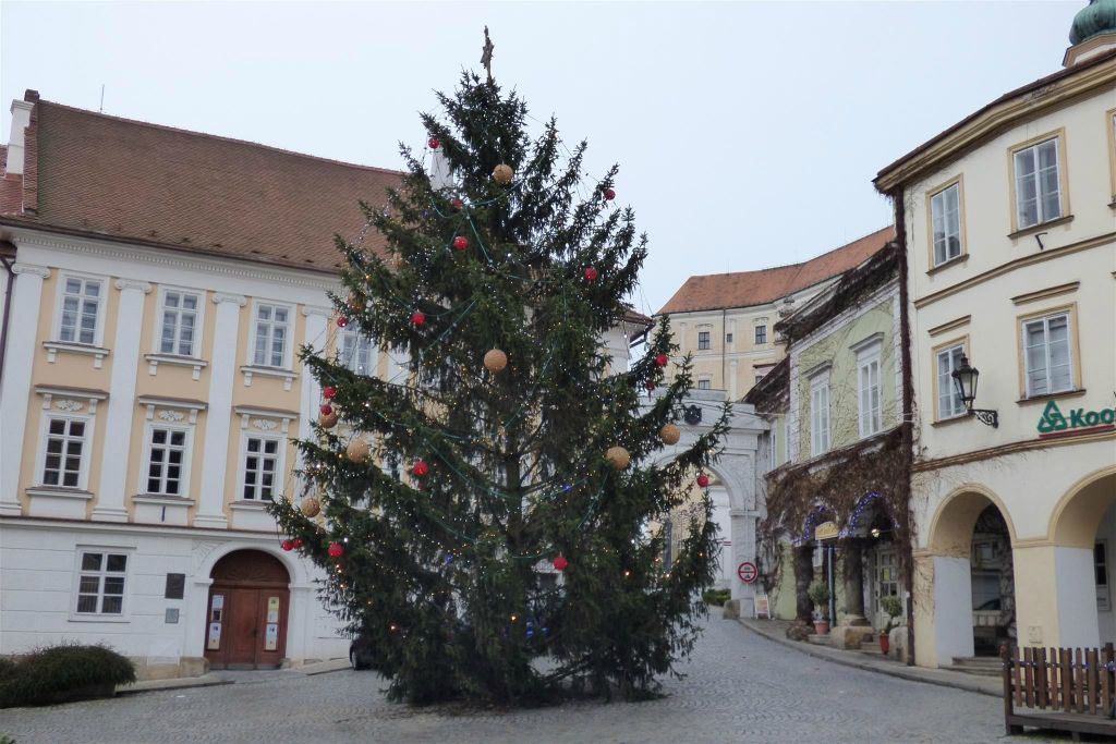 MIKULOV - een fraai versierde kerstboom