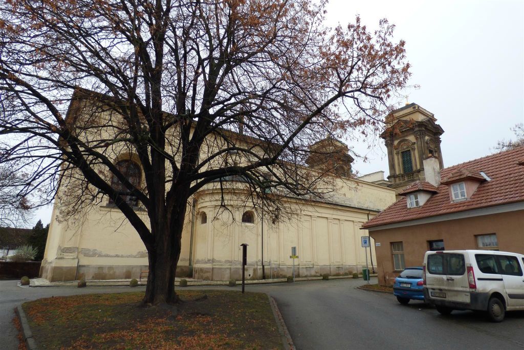 MIKULOV - de voormalige Sint Anne kerk met graftombes van de familie Dietrichstein