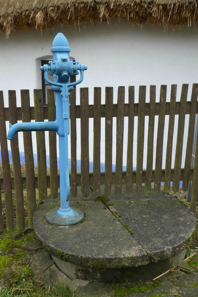 RUPRECHTOV - een waterpomp bij het typisch Tsjechisch huis
