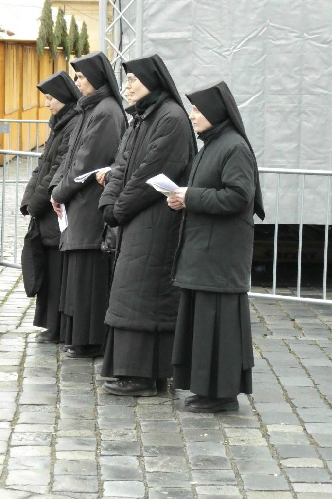 OLOMOUC - enkele nonnen op het Horní Náměstí plein