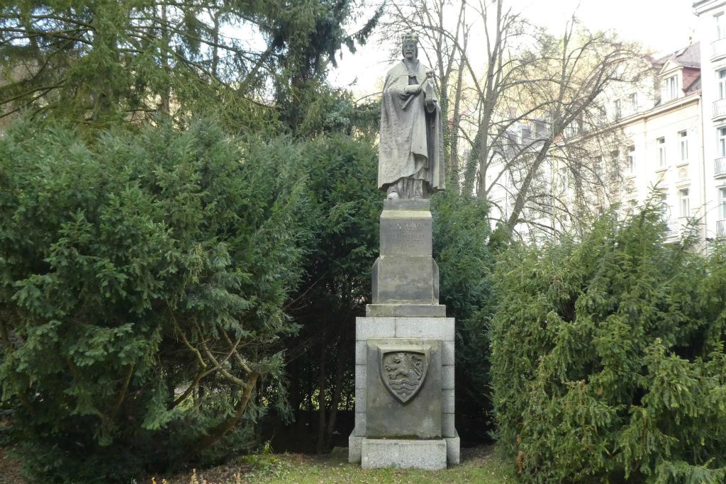 KARLOVY VARY - een standbeeld ter ere van koning Karel IV