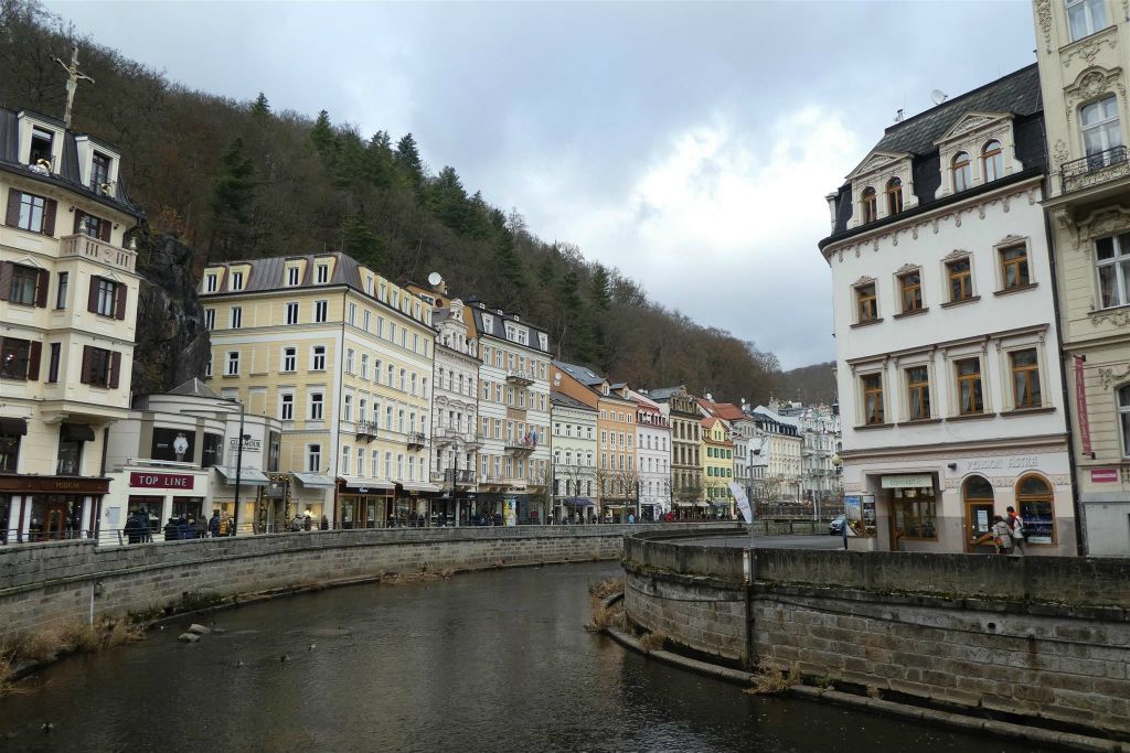 KARLOVY VARY - het centrum waar de Teplá rivier doorheen stroomt