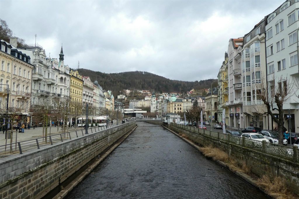KARLOVY VARY - het centrum waar de Teplá rivier doorheen stroomt