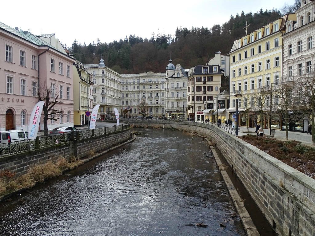 KARLOVY VARY - het centrum waar de Teplá rivier doorheen stroomt