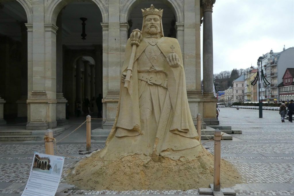 KARLOVY VARY - een zandsculptuur bij de molencolonnade