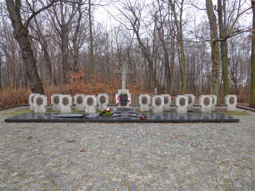 GDAŃSK - enkele grafstenen van de gesneuvelde soldaten bij Westerplatte waar in 1939 de 2e wereldoorlog begon