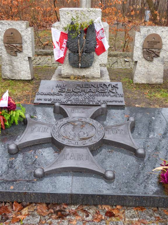 GDAŃSK - de grafsteen van Henryk Sucharski een gesneuvelde officier bij Westerplatte waar in 1939 de 2e wereldoorlog begon