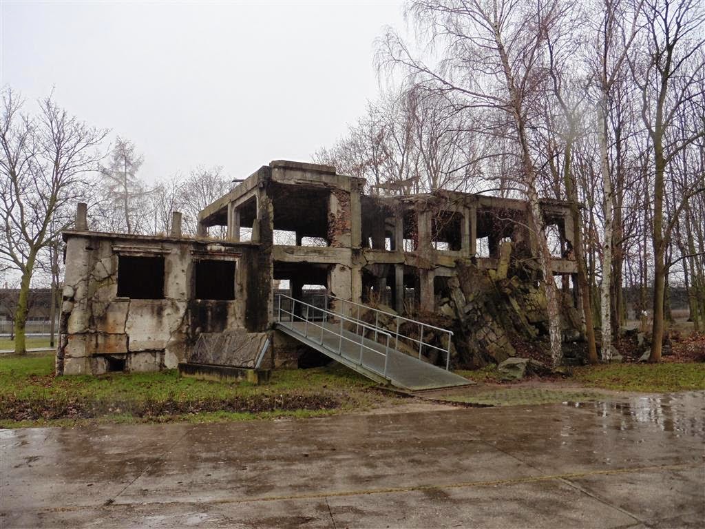 GDAŃSK - de ruïne van het soldatenverblijf bij Westerplatte waar in 1939 de 2e wereldoorlog begon