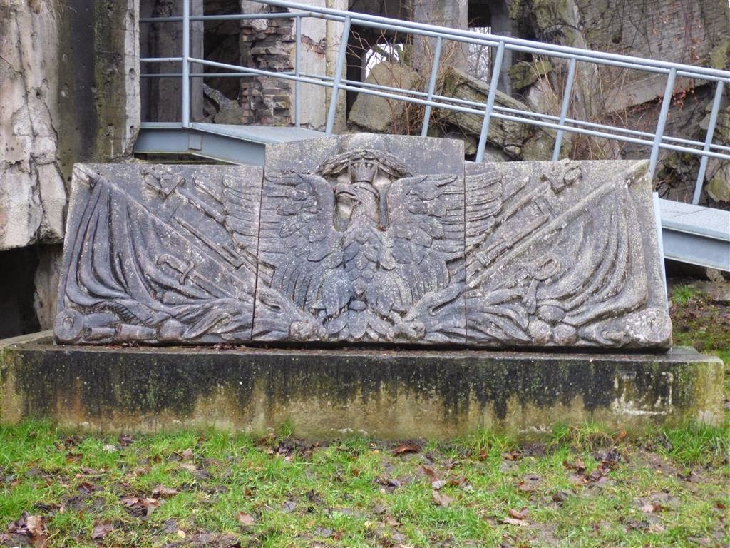 GDAŃSK - een steen bij de ruïne van het soldatenverblijf bij Westerplatte waar in 1939 de 2e wereldoorlog begon