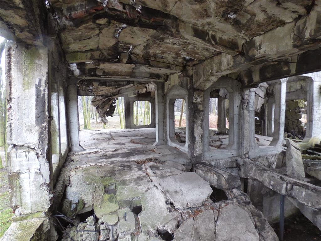 GDAŃSK - binnen in de ruïne van het soldatenverblijf bij Westerplatte waar in 1939 de 2e wereldoorlog begon