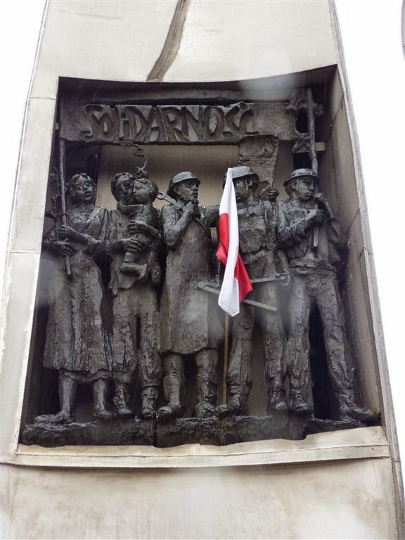 GDAŃSK - een beeld in het monument voor de omgekomen scheepswerf arbeiders in 1970 bij de Leninwerf
