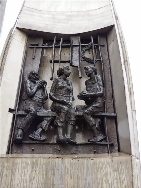 GDAŃSK - een beeld in het monument voor de omgekomen scheepswerf arbeiders in 1970 bij de Leninwerf