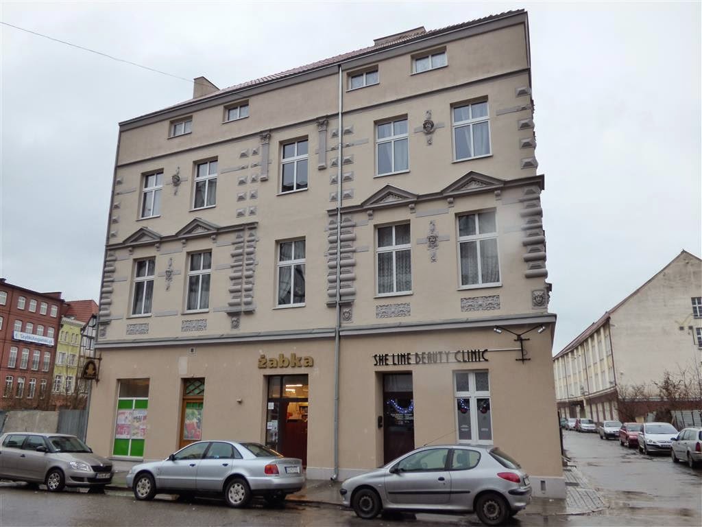 GDAŃSK - een gebouw met oa een supermarkt en een schoonheidssalon