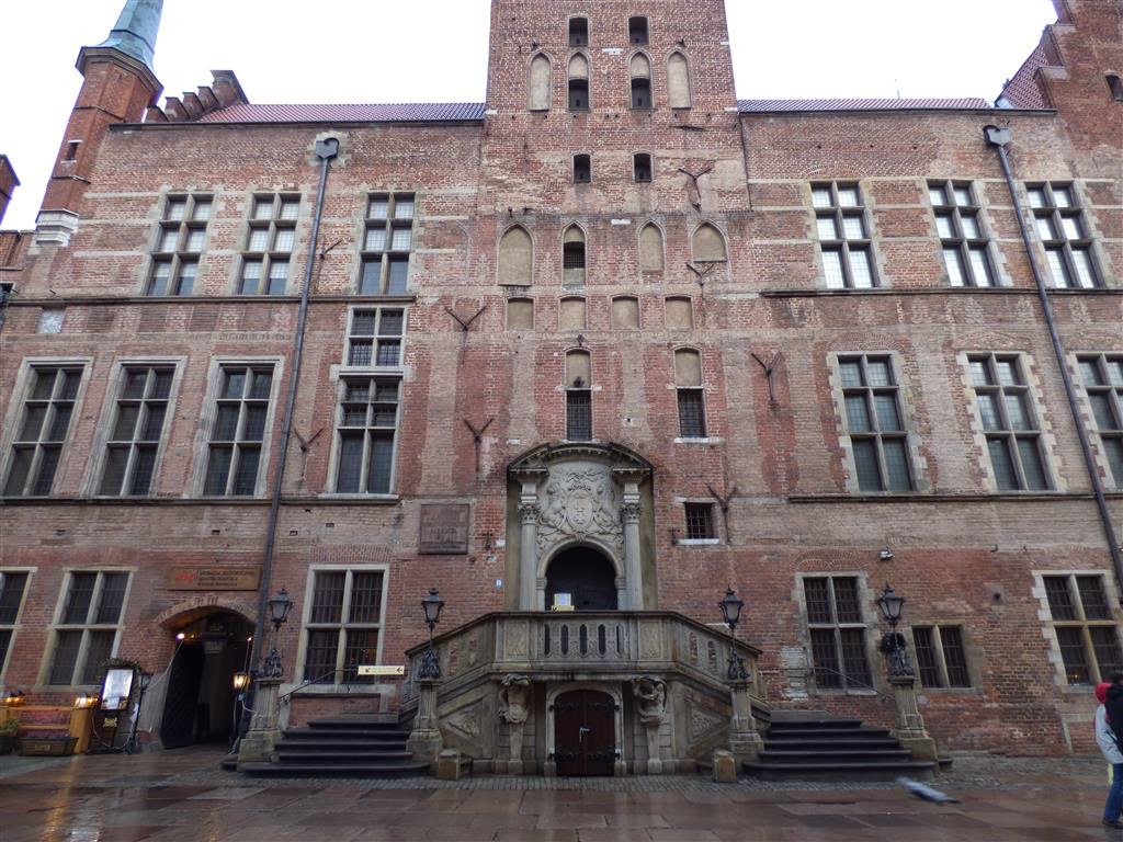 GDAŃSK - de voorkant van het rechtsstadsraadhuis van Gdańsk in het oude centrum