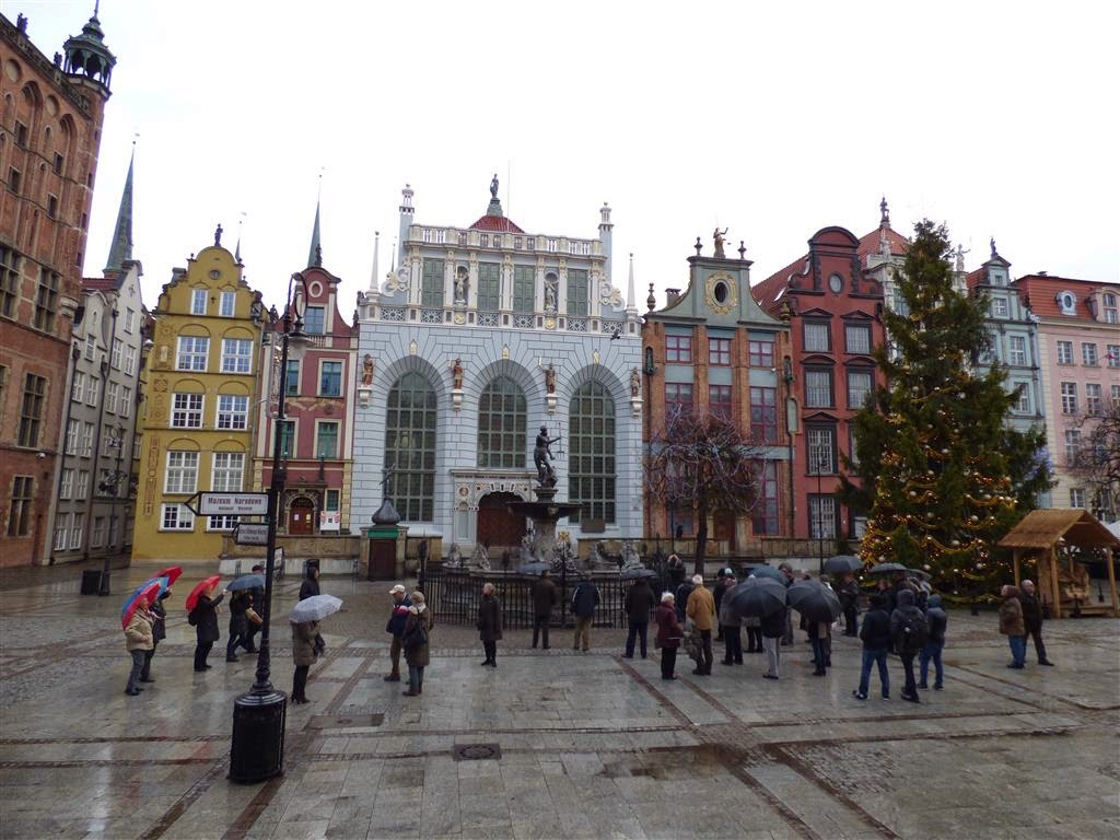 GDAŃSK - een gedeelte van het oude centrum met oa het witte gebouw wat het Artushof is, een gebouw uit 1380 dat vanaf 1742 gebruikt werd als beursgebouw voor de Danziger beurs en dat na de tweede wereldoolog volledig is hersteld.