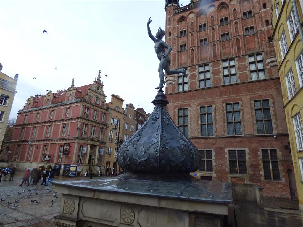 GDAŃSK - een beeld bij het Artushof in het oude centrum