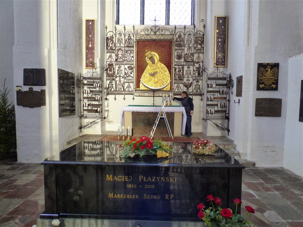 GDAŃSK - een graftombe van politicus Maciej Płażyński en daarachter een kapel gewijd aan Onze Lieve Vrouw van de Poort van de Dageraad in de Mariakerk