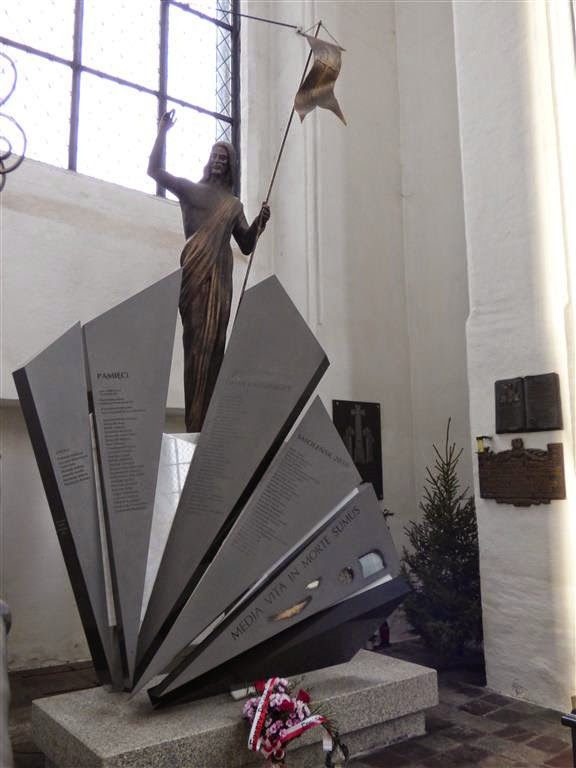 GDAŃSK - een monument voor de slachtoffers van de Poolse vliegtuigramp in 2010 in de Mariakerk