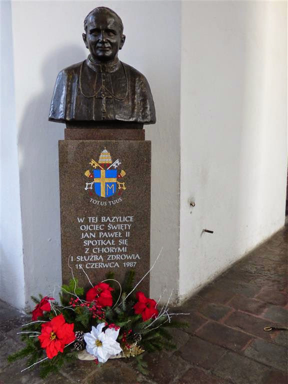GDAŃSK - een standbeeld van paus Johannes Paulus II in de Mariakerk