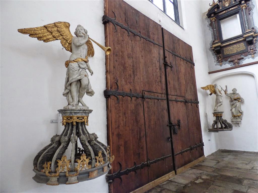 GDAŃSK - de deur van een zij-ingang in de Mariakerk