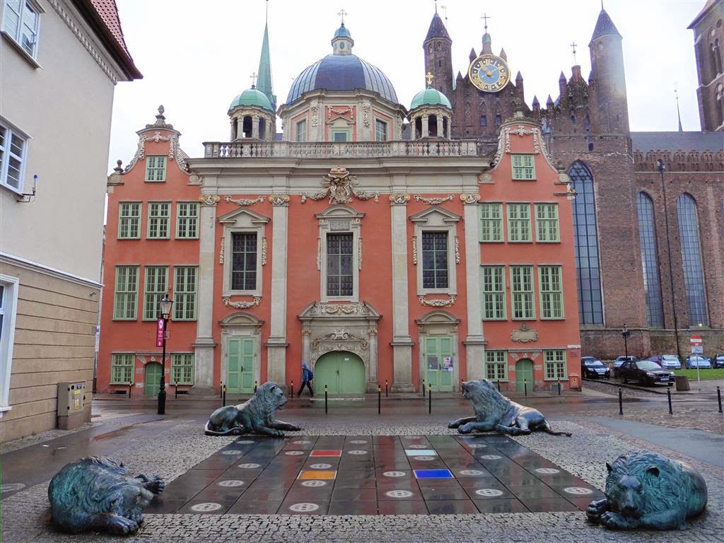 GDAŃSK - de fontein van de vier kwartalen voor de Koninklijke kapel (Kaplica królewska)