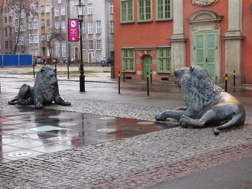 GDAŃSK - twee leeuwenbeelden van de fontein van de vier kwartalen