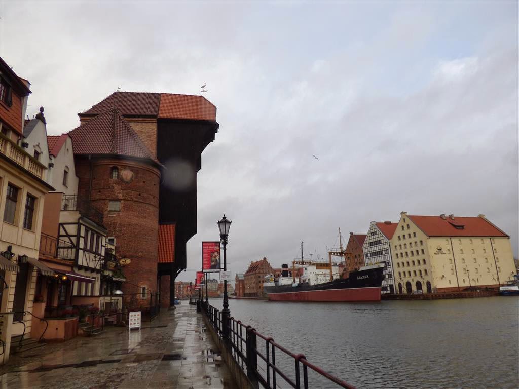 GDAŃSK - links de kraanpoort langs de Motlawa rivier