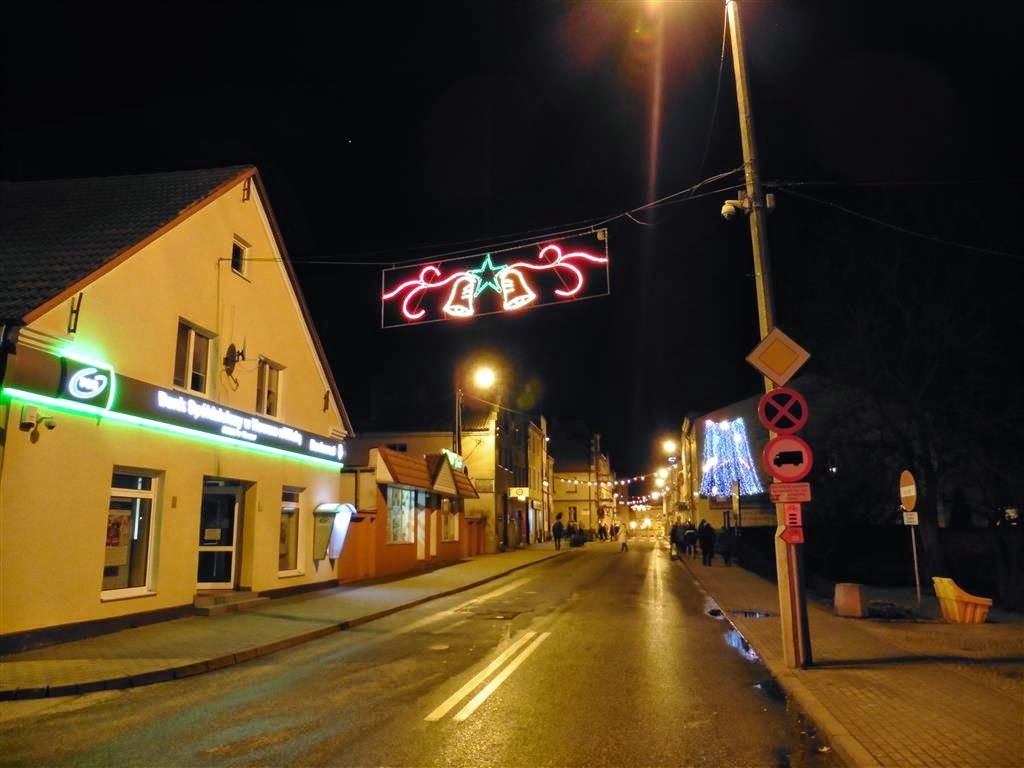 NOWE - een straat met kerstverlichting