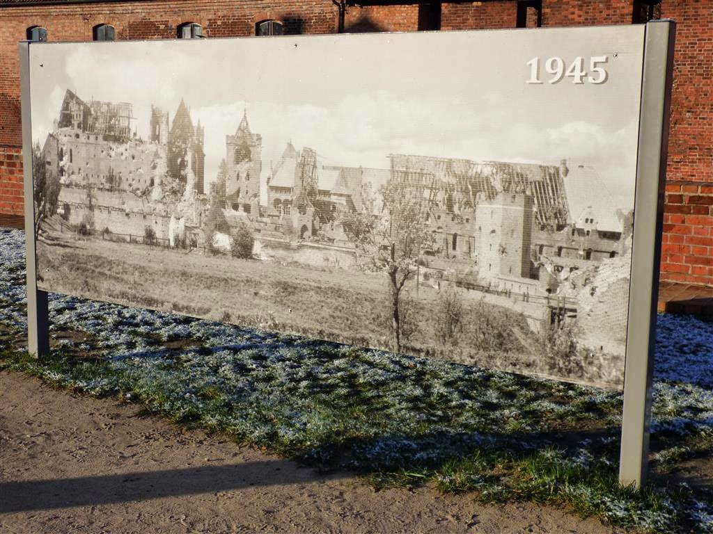 MALBORK - een foto uit 1945 van het vernielde kasteel van de Duitse Orde