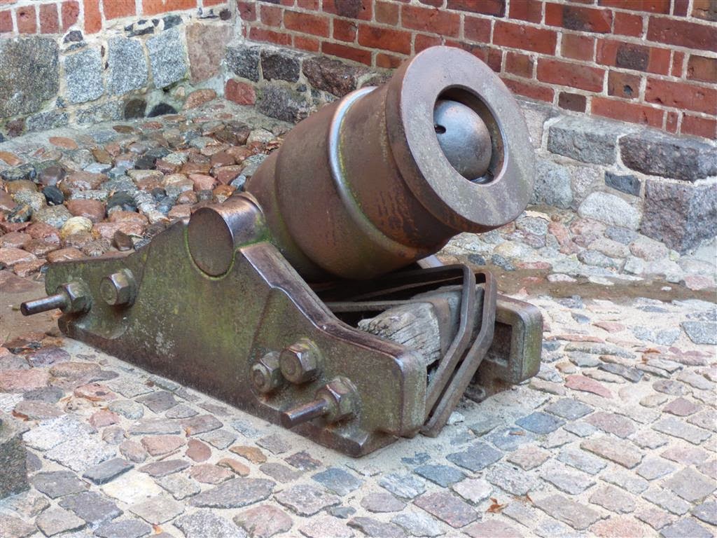 MALBORK - een kanon bij het kasteel van de Duitse Orde