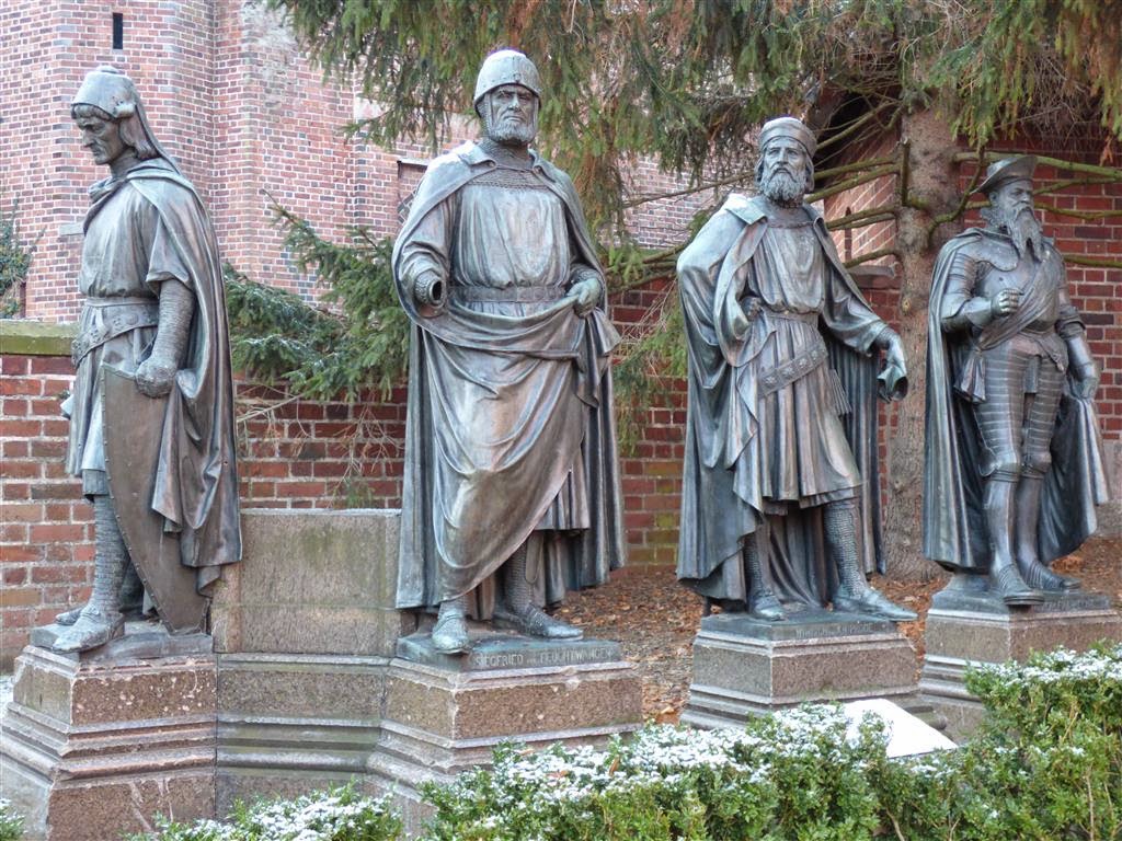 MALBORK - standbeelden van Teutoonse ridders bij het kasteel van de Duitse Orde