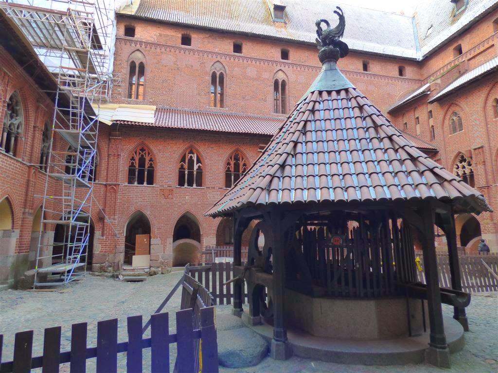 MALBORK - een waterput op een binnenplaats van het kasteel van de Duitse Orde