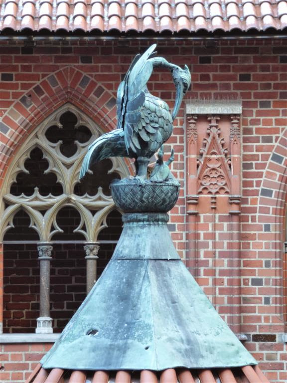 MALBORK - het beeld van een pelicaan op de waterput van het kasteel van de Duitse Orde