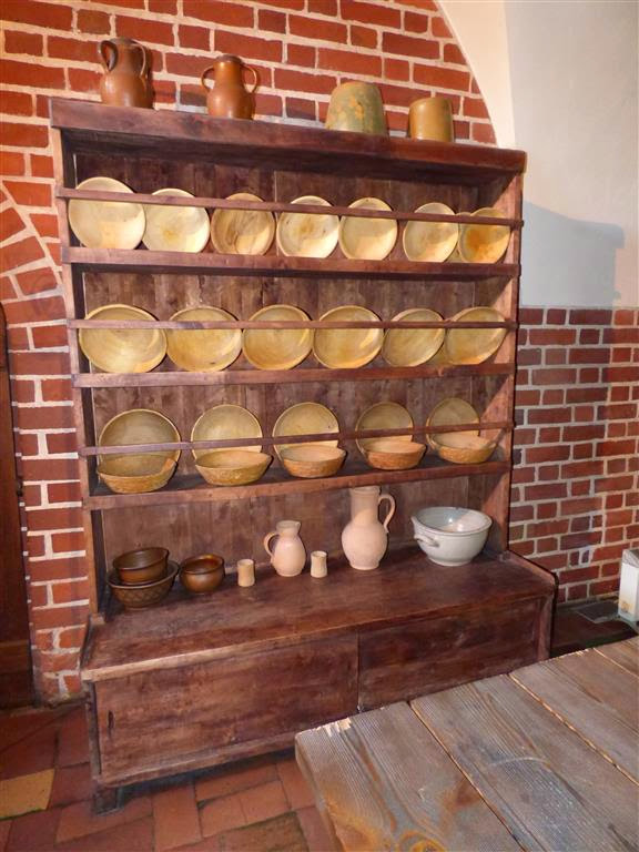 MALBORK - een kast met schalen in de keuken in het kasteel van de Duitse Orde