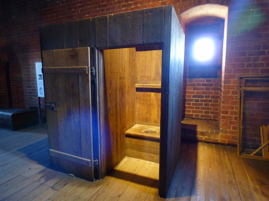 MALBORK - een middeleeuws toilet in het kasteel van de Duitse Orde