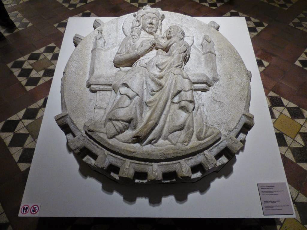MALBORK - een steen met Madonna en kind in het museum van het kasteel van de Duitse Orde