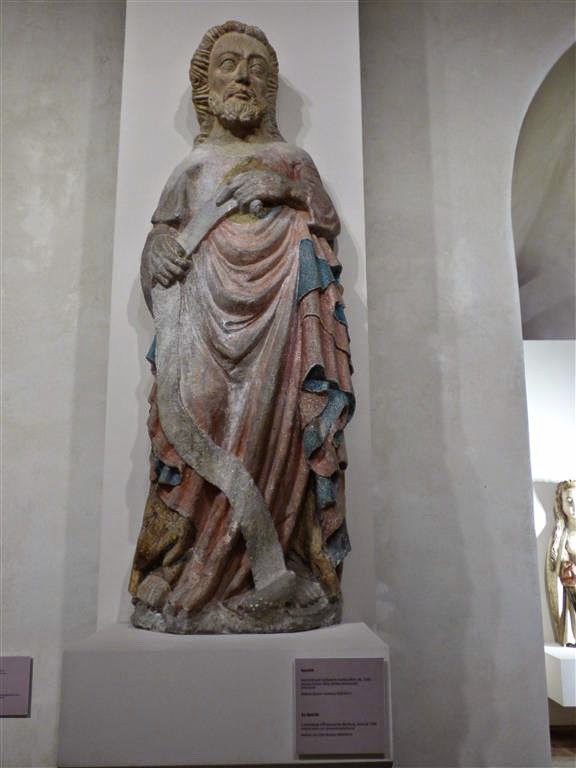 MALBORK - een standbeeld van een apostel in het museum van het kasteel van de Duitse Orde