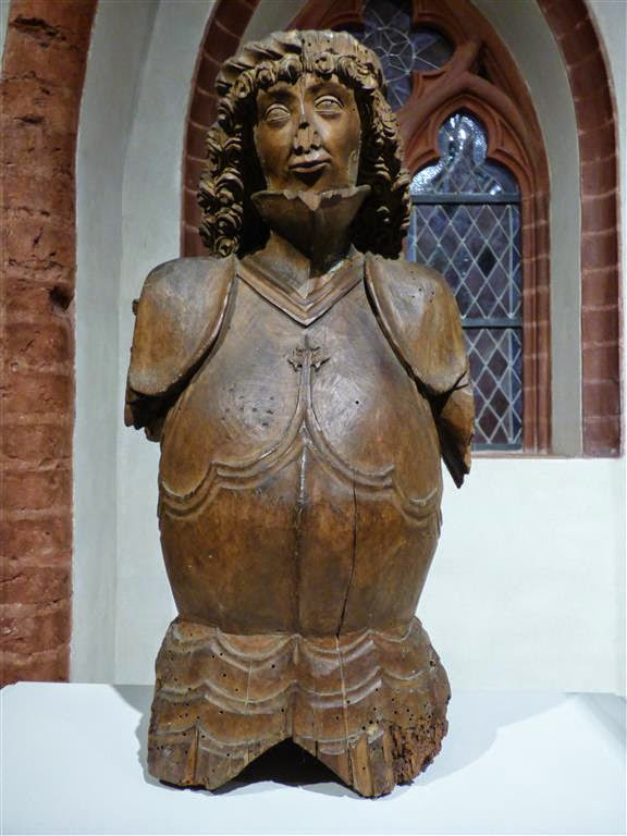 MALBORK - een houten beeld van Sint George in het museum van het kasteel van de Duitse Orde