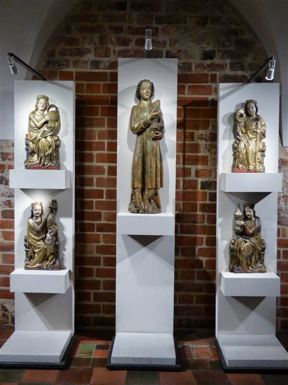 MALBORK - enkele beelden van het oude gevleugelde altaarstuk in het museum van het kasteel van de Duitse Orde