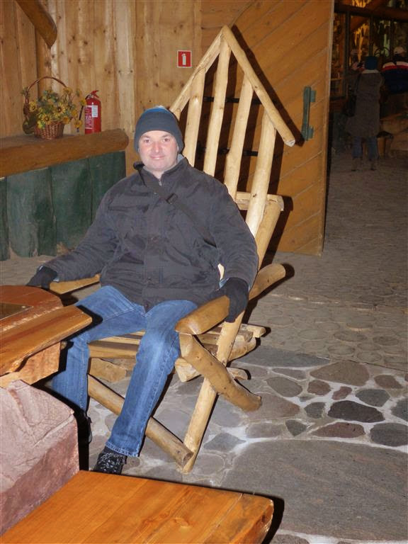 SZYMBARK - Carlos in een grote houten stoel
