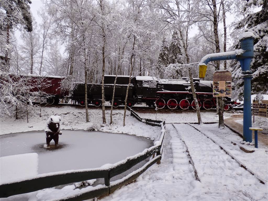 SZYMBARK - de watertoevoer met de stoomlocomotief van de trein waarmee Poolse gedeporteerden naar Siberië vervoerd werden