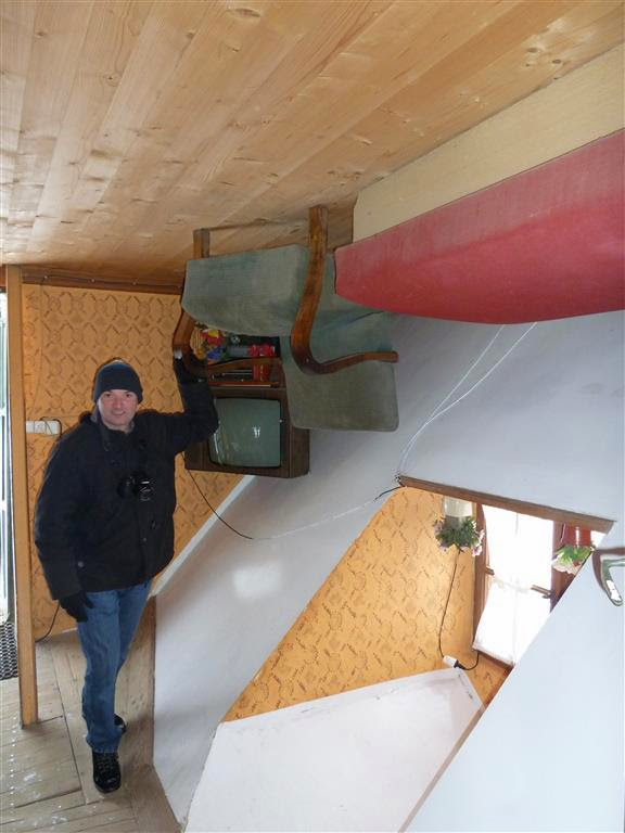 SZYMBARK - Carlos in het huis wat op zijn kop staat