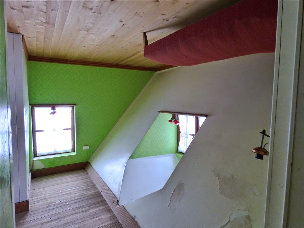SZYMBARK - binnen in het huis wat op zijn kop staat